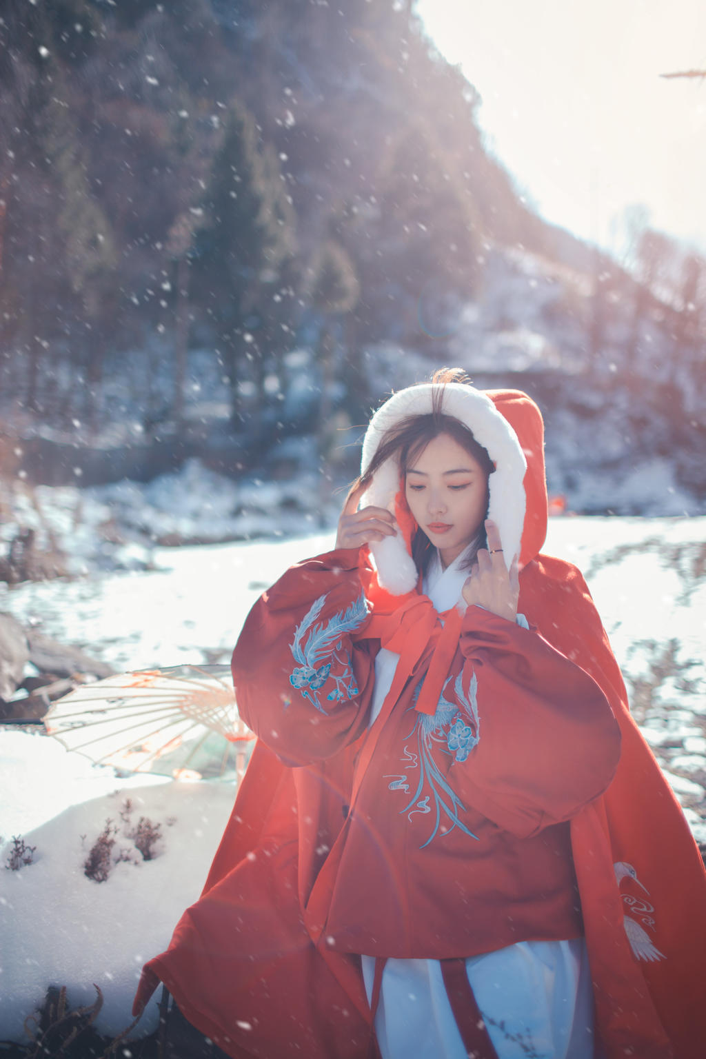 森系美女冬日户外雪地里拍摄唯美古风摄影图片  第9张