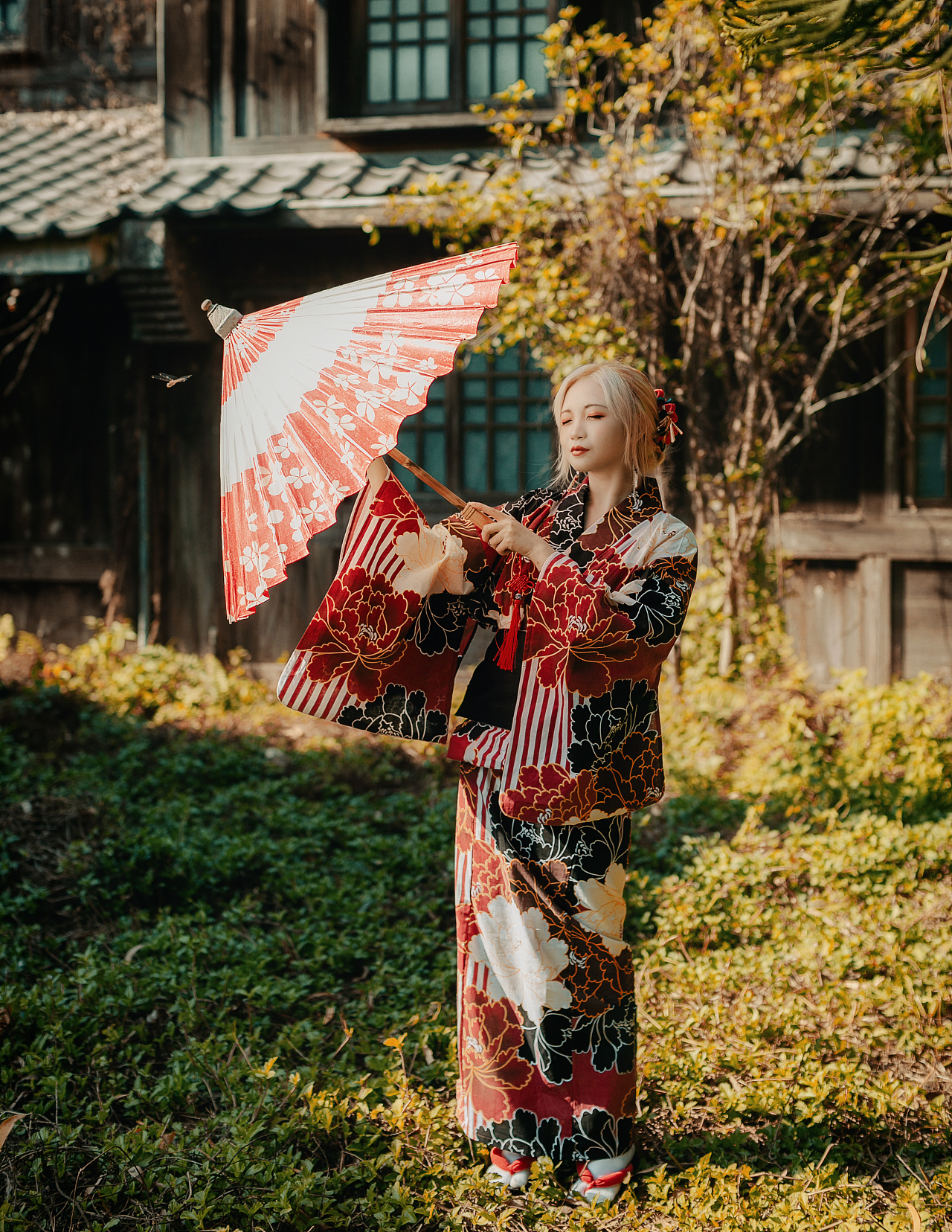 姿态优雅显气质的和服美女户外拍摄唯美日系写真  第4张