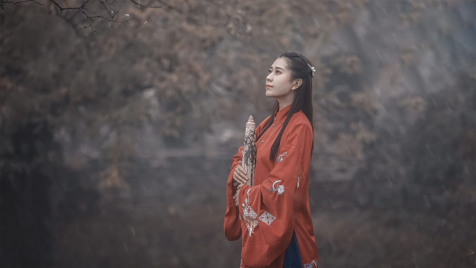 古装俏佳人在烟雨朦胧里拍摄唯美图片  第1张