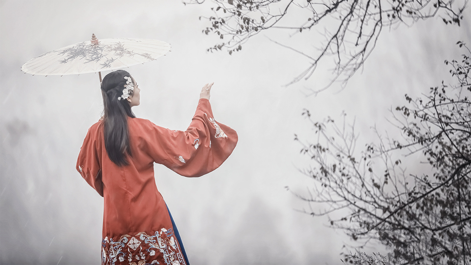 古装俏佳人在烟雨朦胧里拍摄唯美图片  第6张