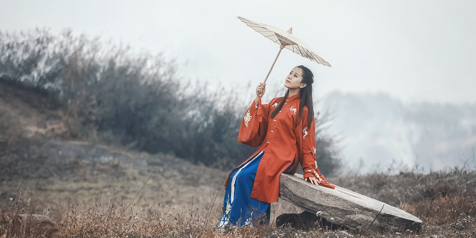 古装俏佳人在烟雨朦胧里拍摄唯美图片  第9张