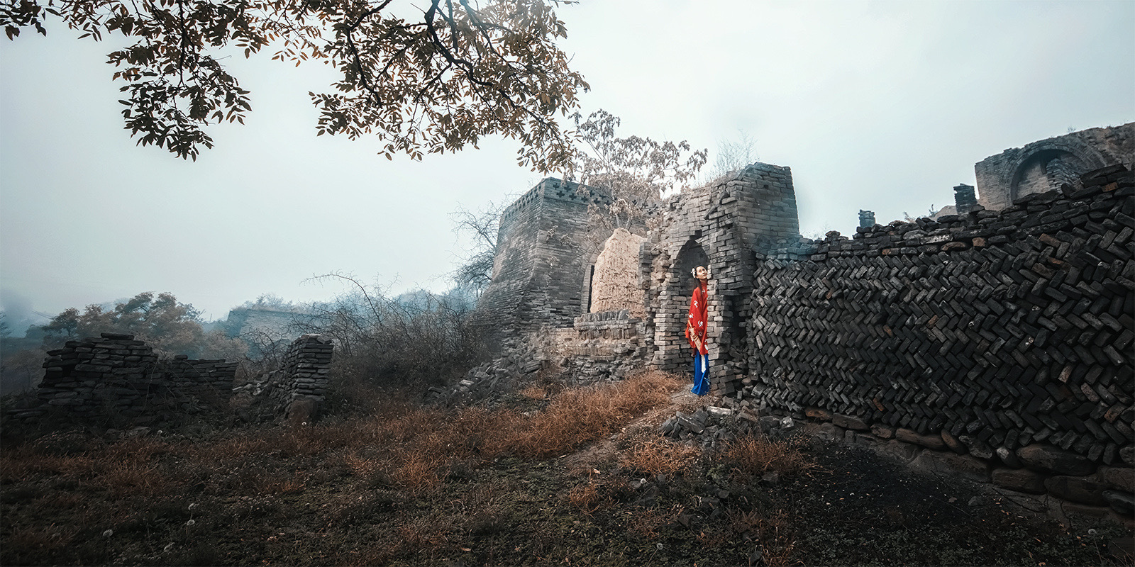 古装俏佳人在烟雨朦胧里拍摄唯美图片  第11张