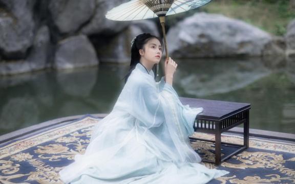 气质淡雅的古装美女飘逸汉服图片  第6张