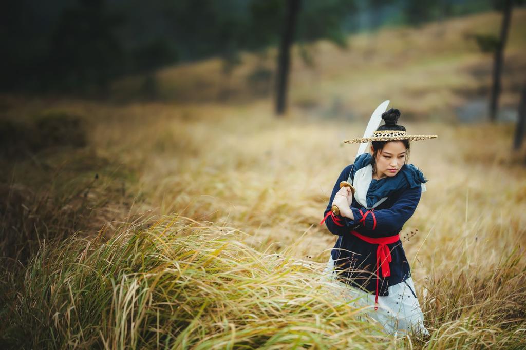 古装侠女挥刀舞剑英姿飒爽写真  第1张