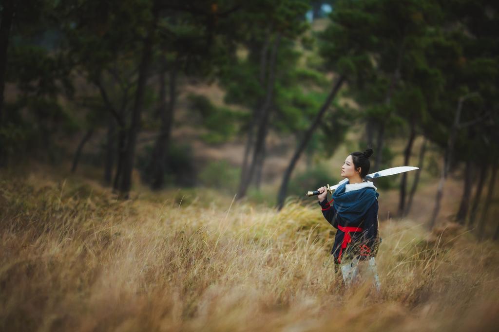 古装侠女挥刀舞剑英姿飒爽写真  第11张