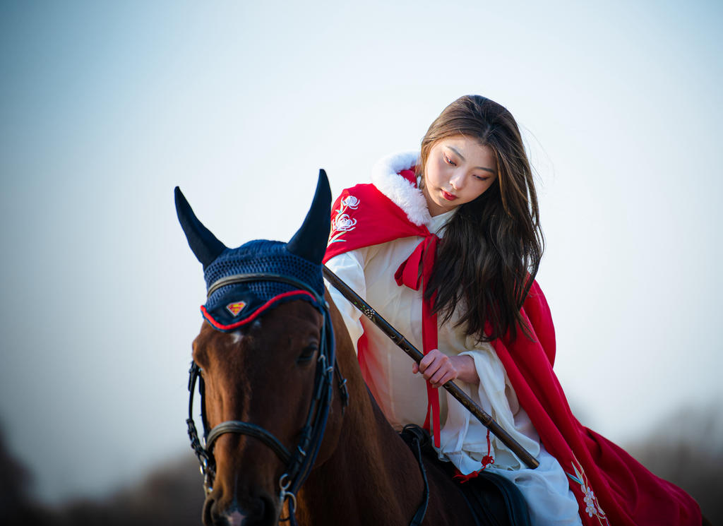 红衣古装美女长发飘飘骑马写真  第1张