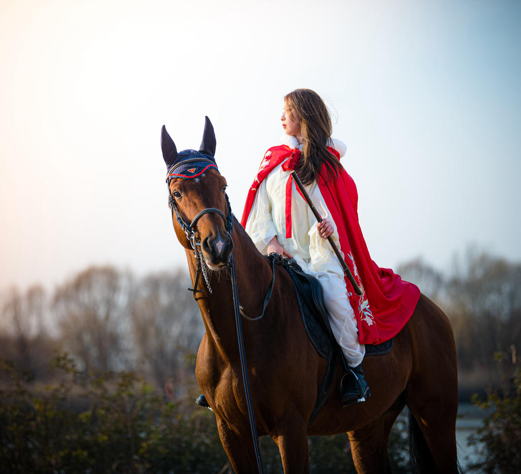 红衣古装美女长发飘飘骑马写真  第3张