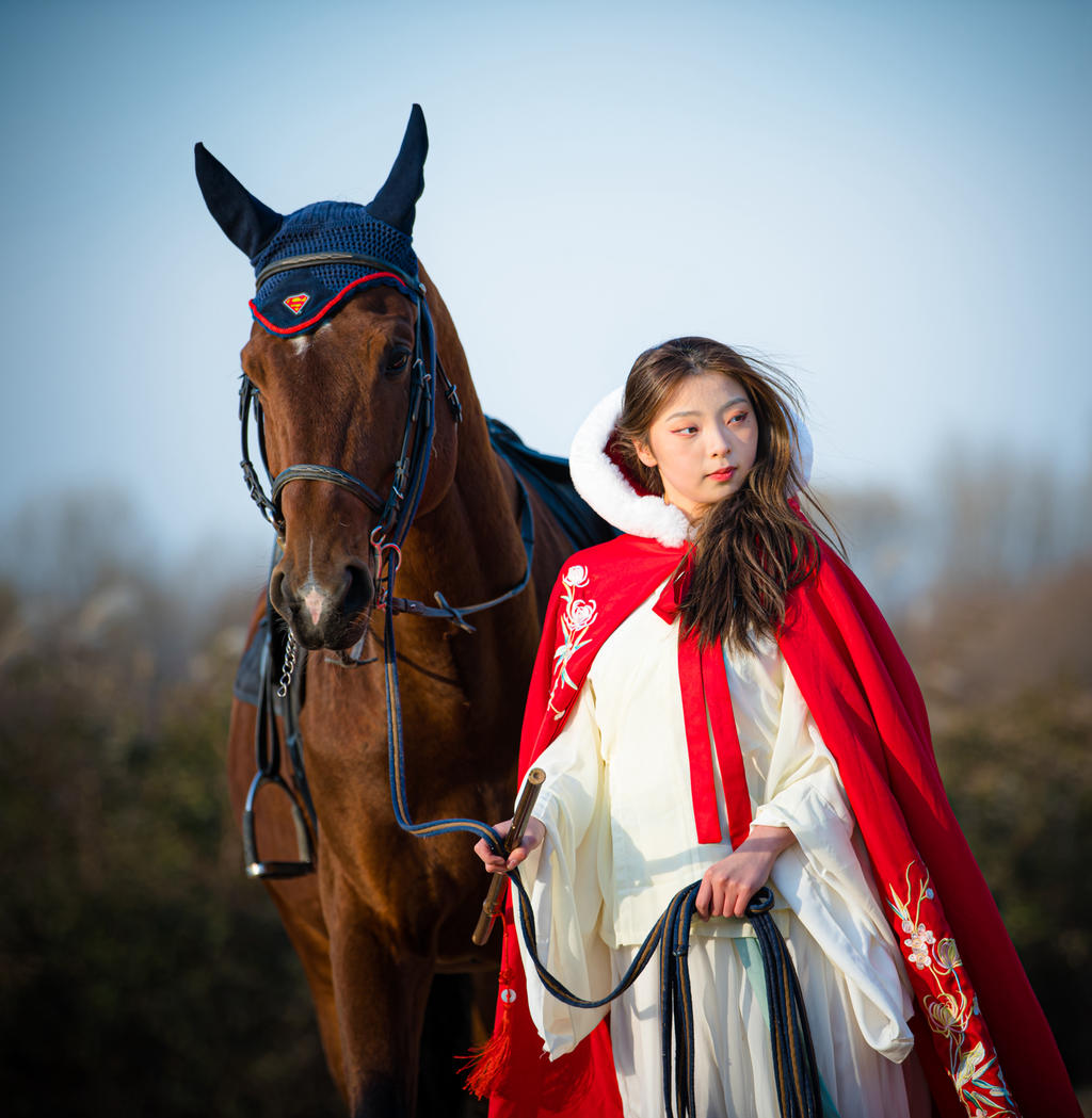 红衣古装美女长发飘飘骑马写真  第5张