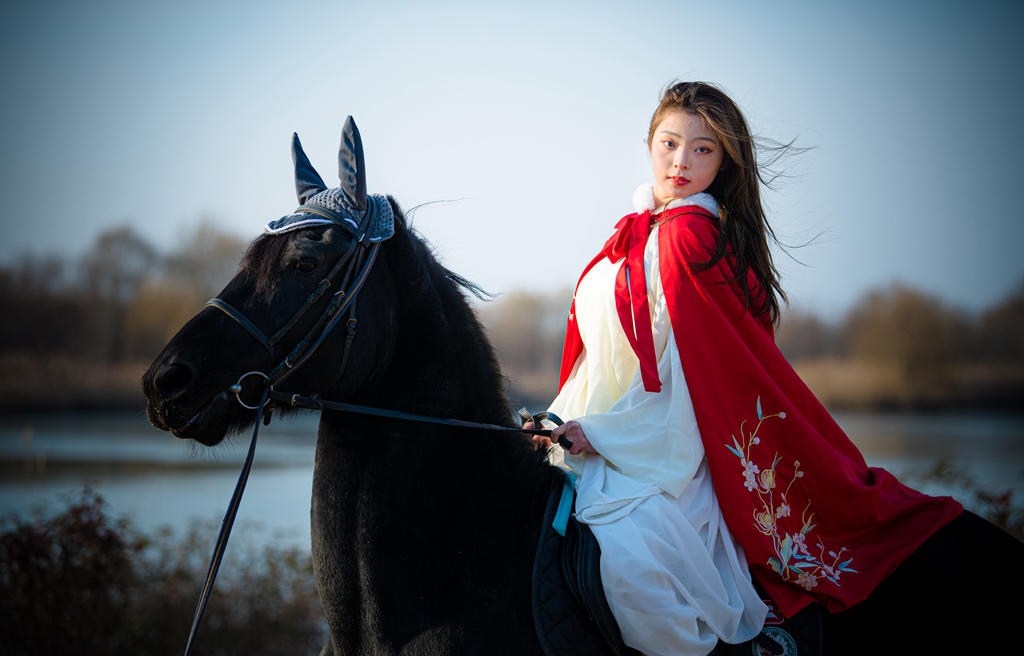 红衣古装美女长发飘飘骑马写真  第6张