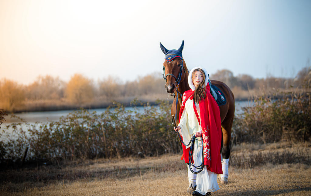 红衣古装美女长发飘飘骑马写真  第7张