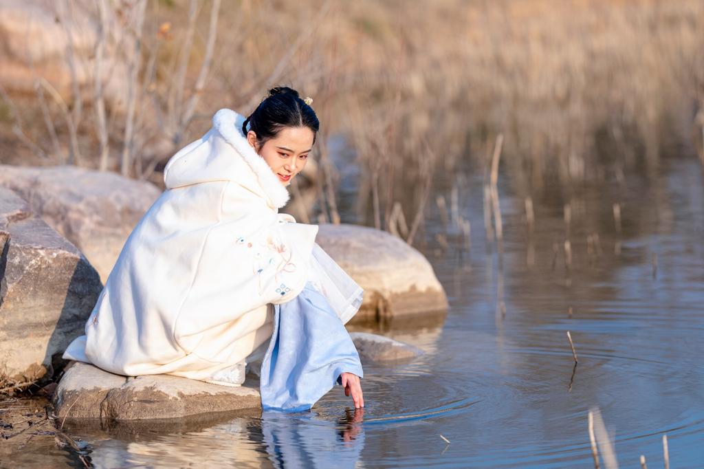 白衣古装美女气质淡雅清秀写真  第9张