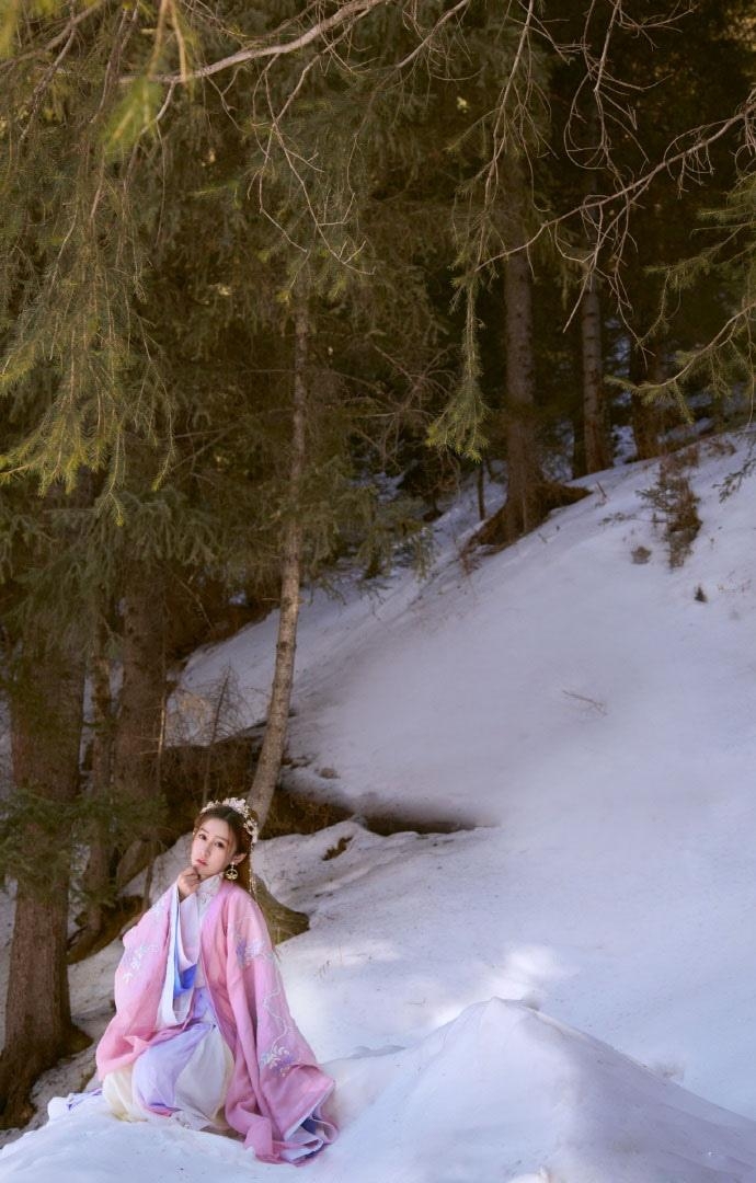 甜美古装美女漫步冰天雪地写真  第2张