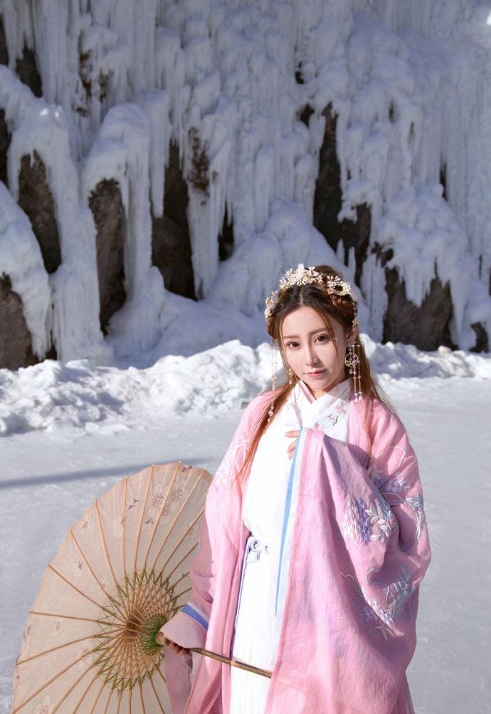 甜美古装美女漫步冰天雪地写真  第4张