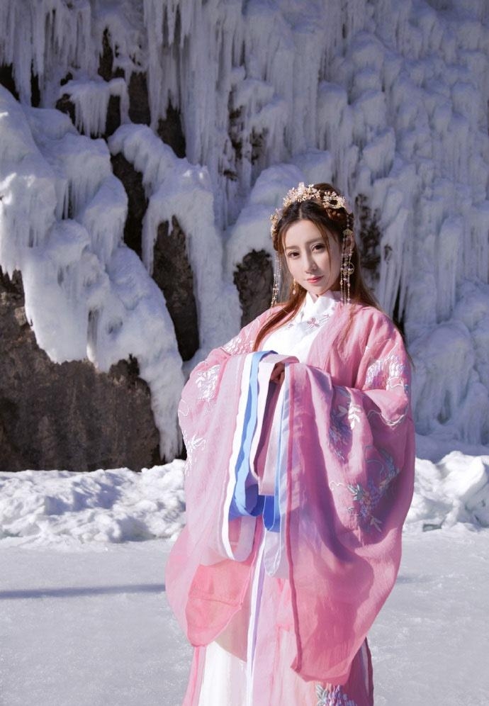 甜美古装美女漫步冰天雪地写真  第5张