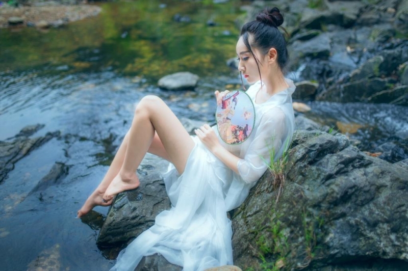 白衣飘飘古装美女美腿玉足写真  第7张