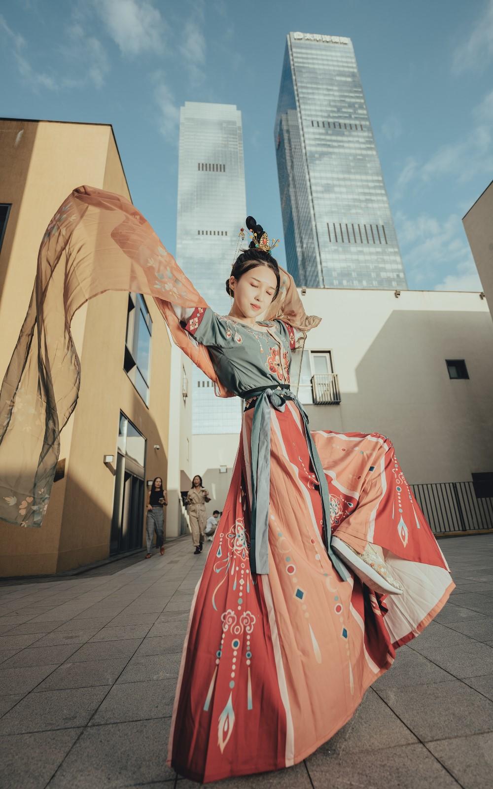 国风古韵敦煌美女翩翩起舞写真  第1张