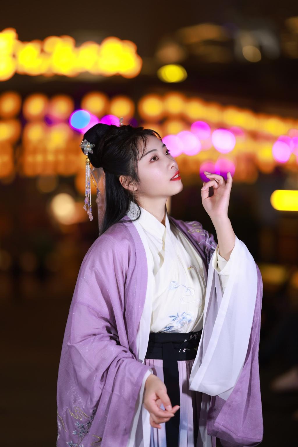 古装美女精致侧颜唯美夜景写真