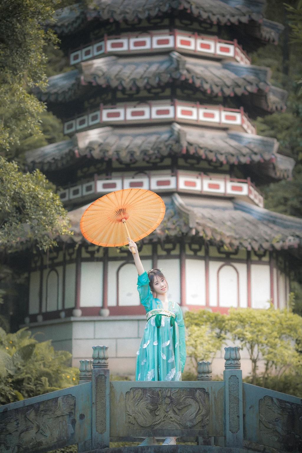 汉服美女手撑纸伞漫步园林写真