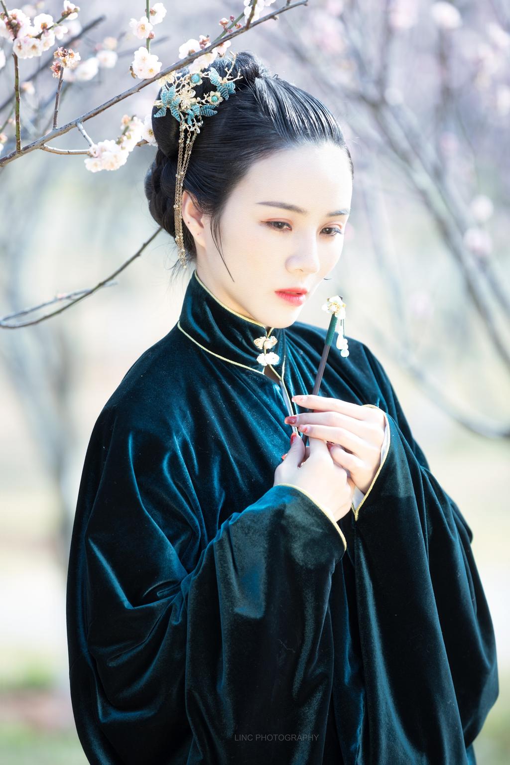 樱花树下汉服美女高贵典雅图片