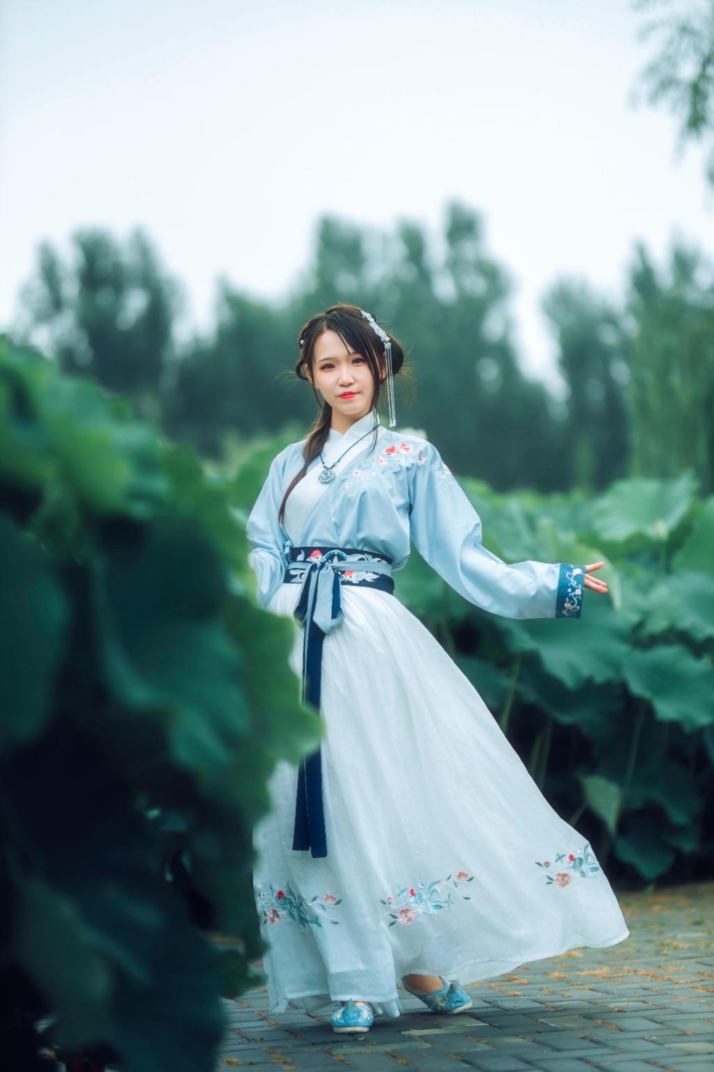 俏皮可爱汉服美女荷塘唯美写真  第4张