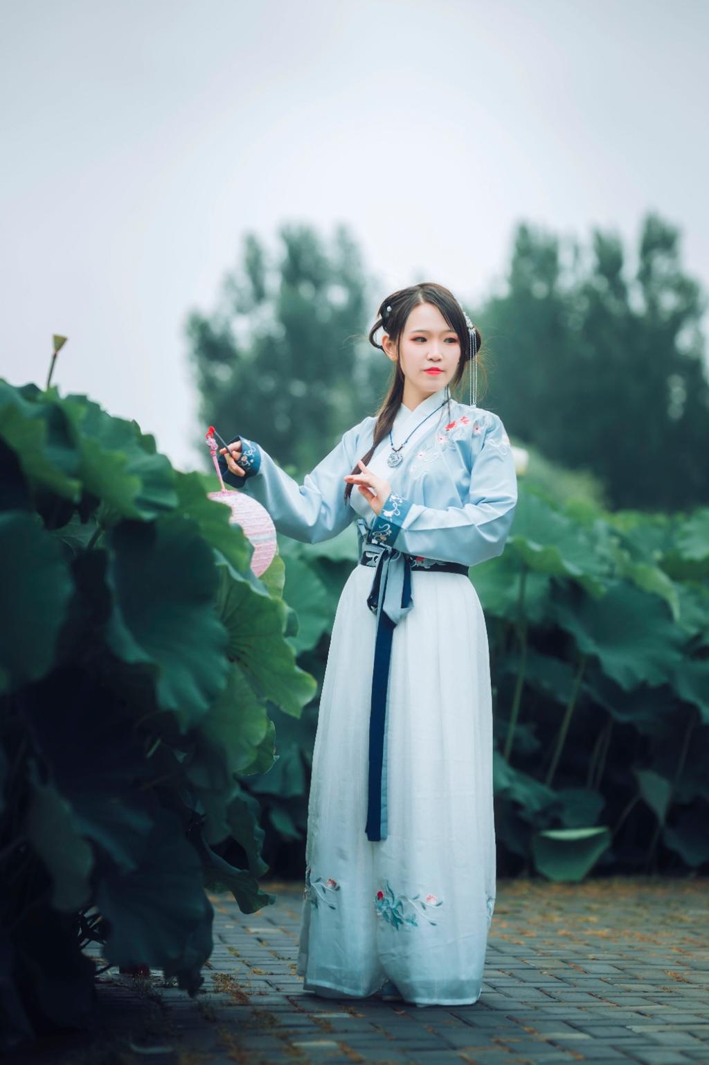 俏皮可爱汉服美女荷塘唯美写真  第5张