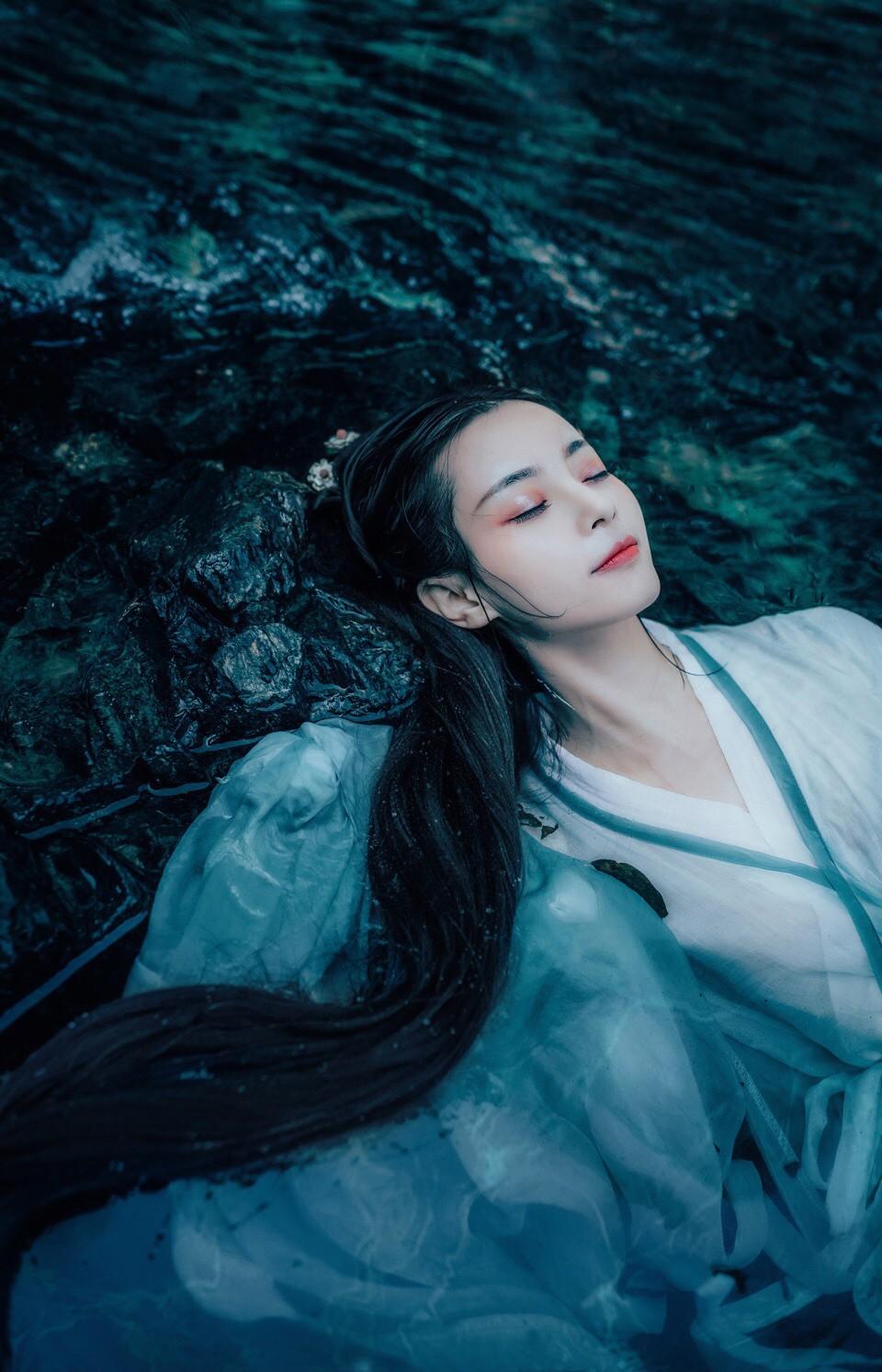 黑长直发古装美女红唇雪肤美图