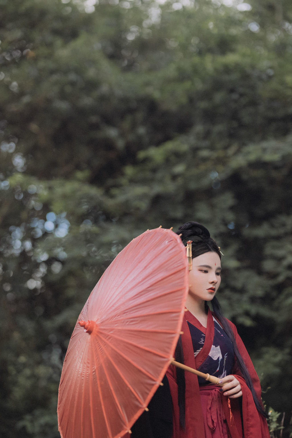 红装美女长发及腰美艳动人私拍  第8张