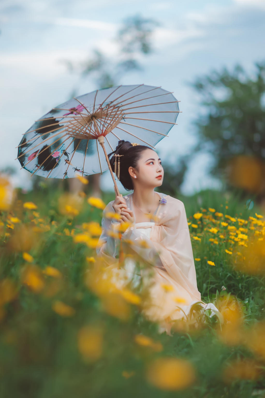 汉服美女手撑油伞漫步花海图片  第4张