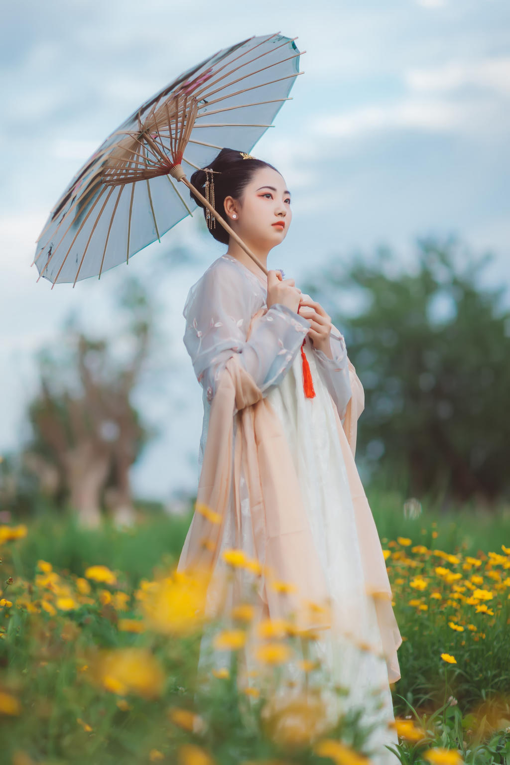 汉服美女手撑油伞漫步花海图片  第7张