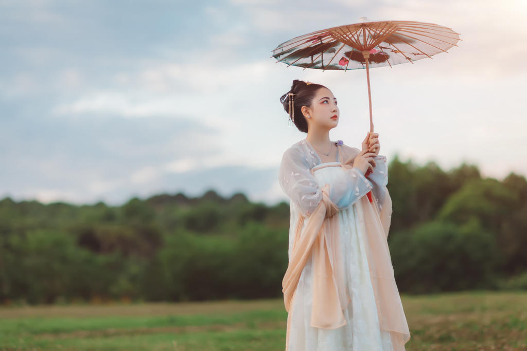 汉服美女手撑油伞漫步花海图片  第8张