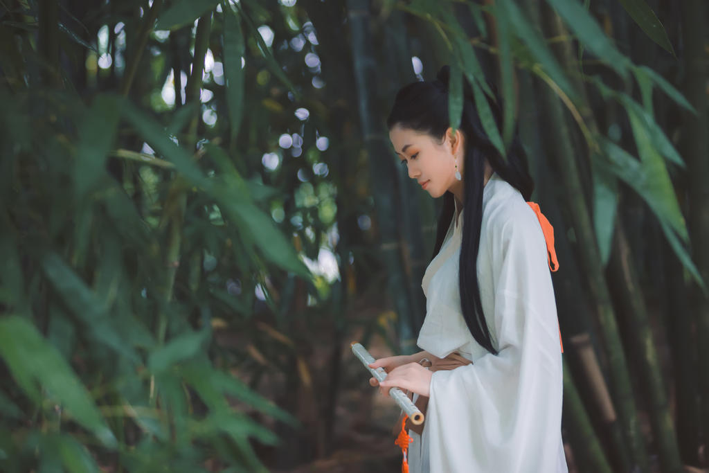 白衣古装美女英姿飒爽竹林写真  第6张