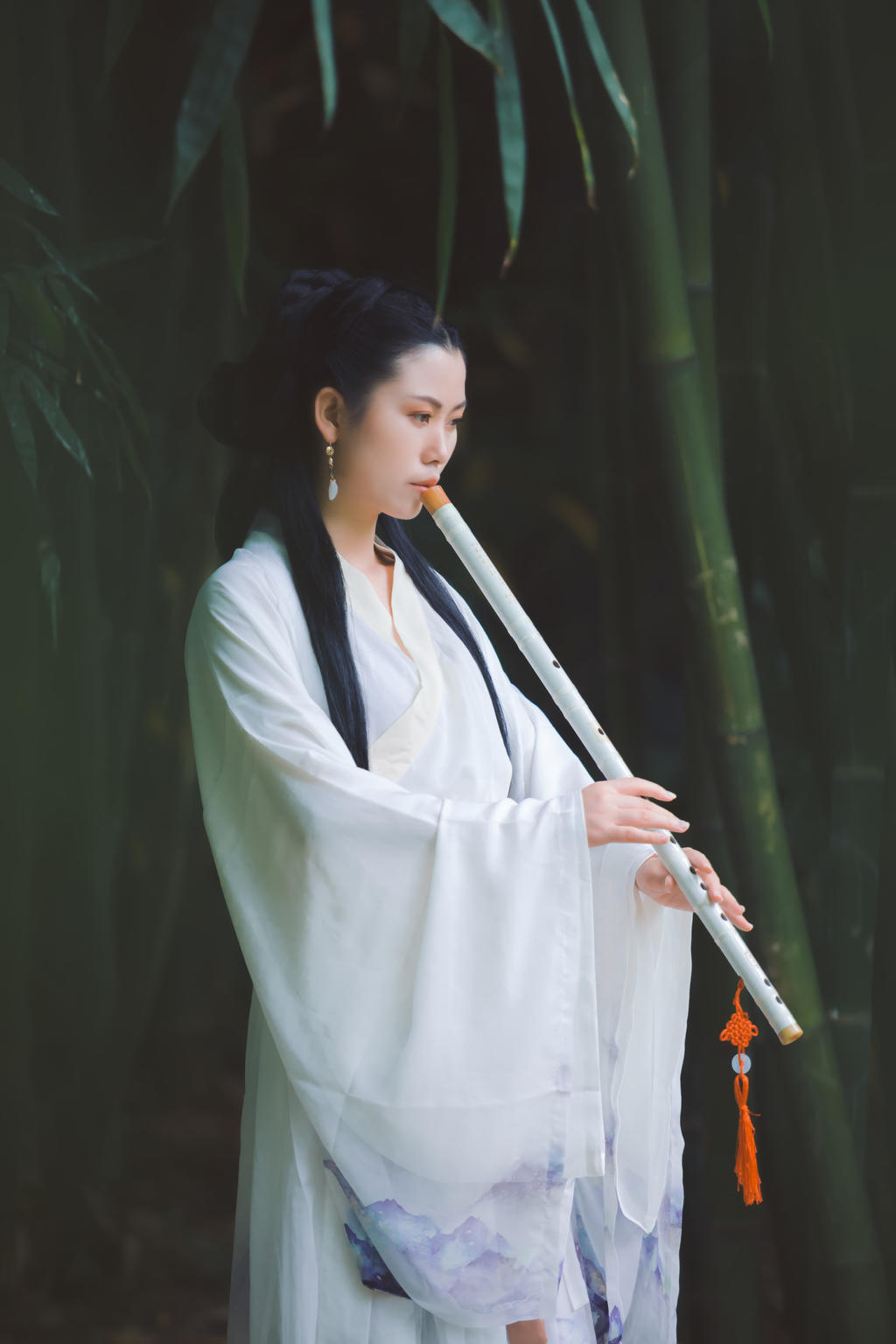 白衣古装美女英姿飒爽竹林写真  第7张