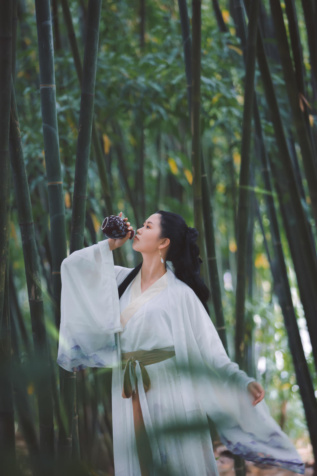 白衣古装美女英姿飒爽竹林写真  第8张