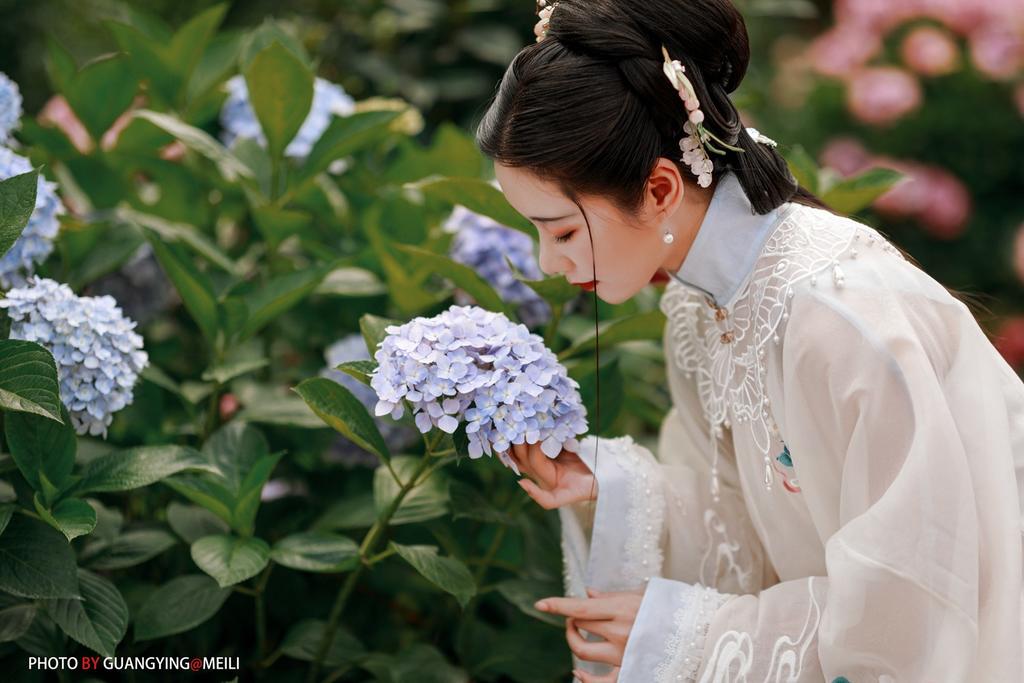 花海中的汉服美女高贵典雅写真  第2张