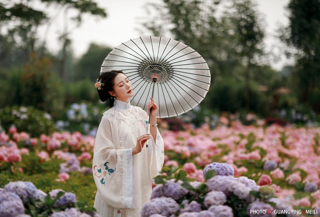 花海中的汉服美女高贵典雅写真  第3张