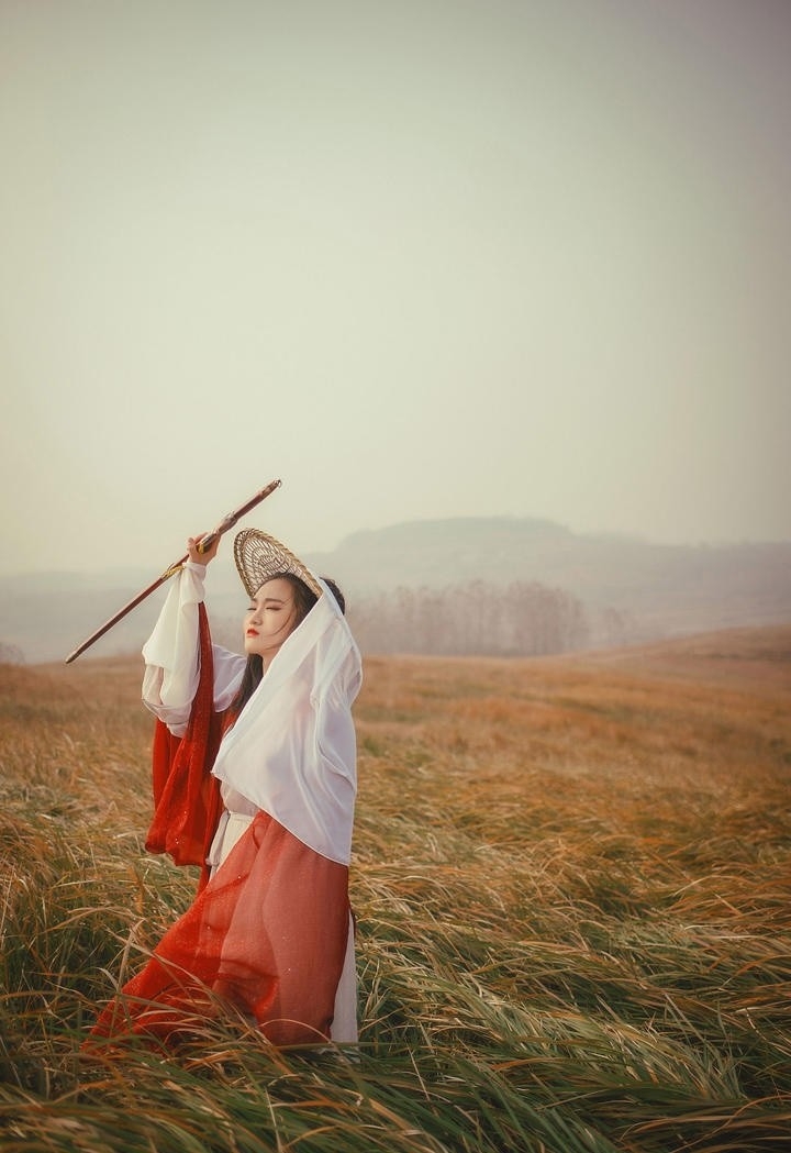 花丛中的汉服美女千娇百媚图片  第1张