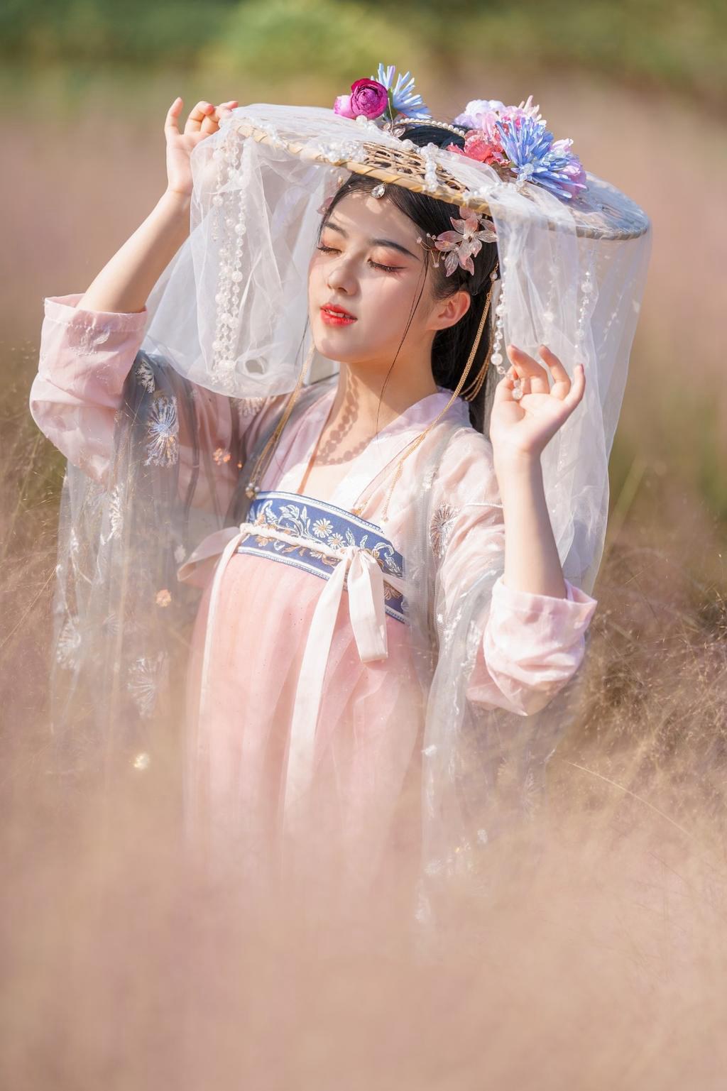 汉服美女芦苇丛中唯美古风摄影  第2张