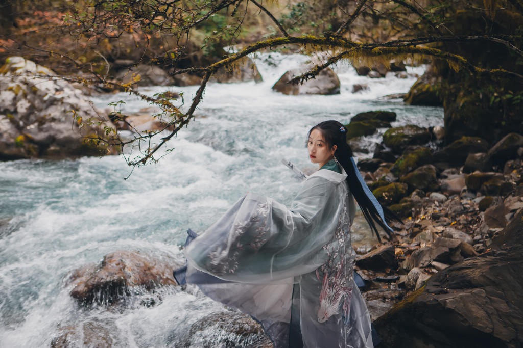 小溪边的古装美女清逸脱俗图片  第4张