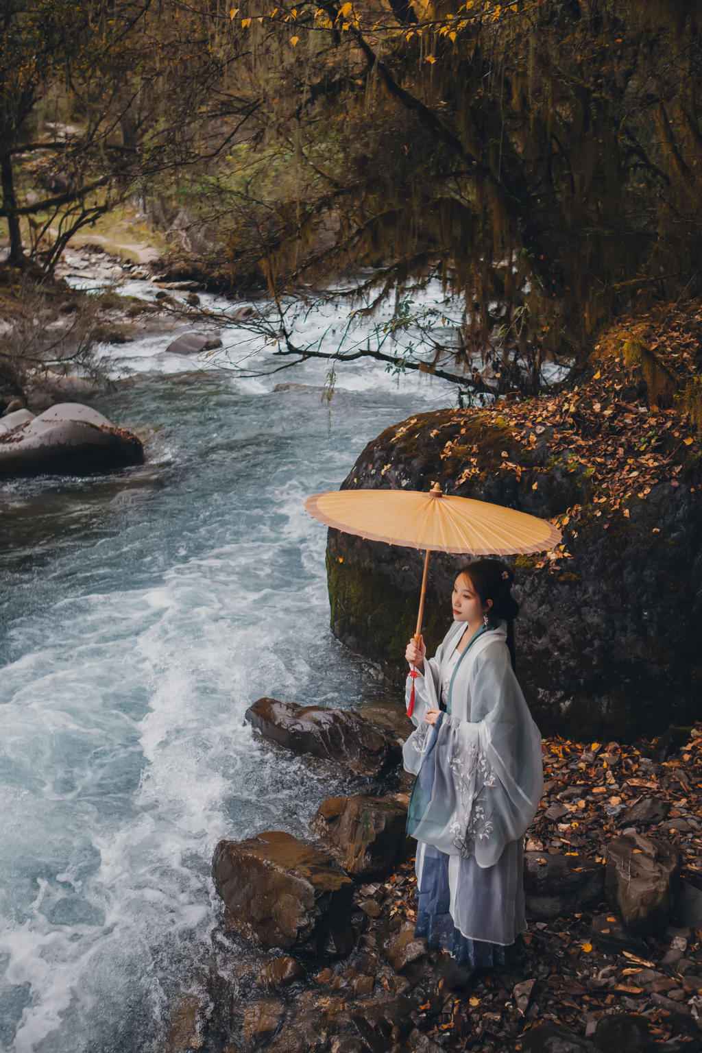 小溪边的古装美女清逸脱俗图片  第5张