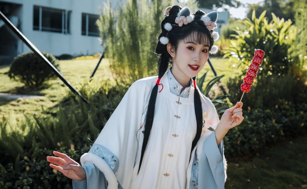 爱吃糖葫芦的汉服少女户外写真  第2张