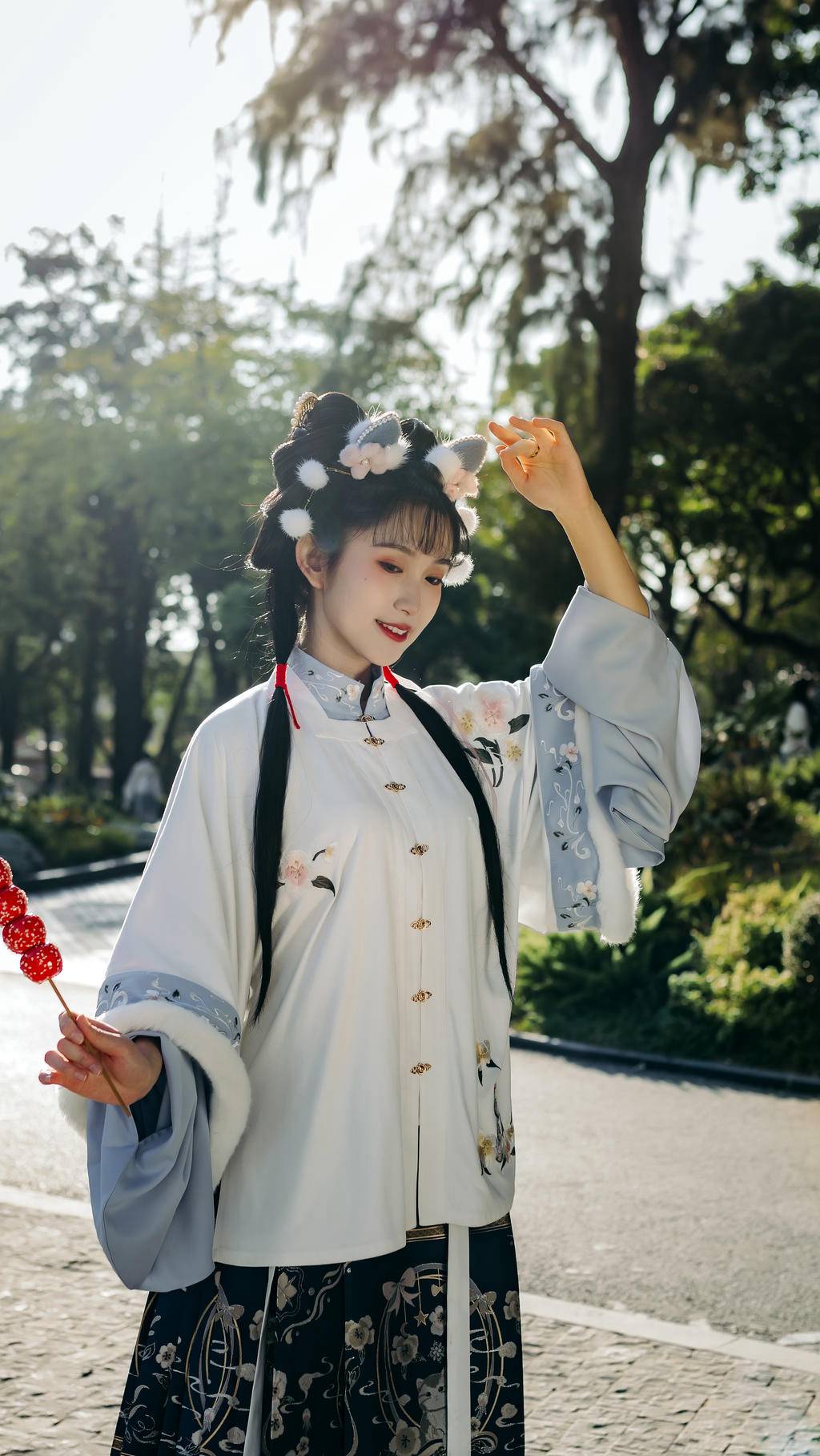 爱吃糖葫芦的汉服少女户外写真  第7张