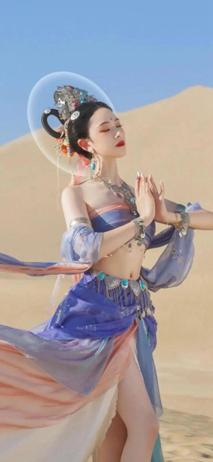 沙漠里的嫦娥美女细腰美腿图片  第3张