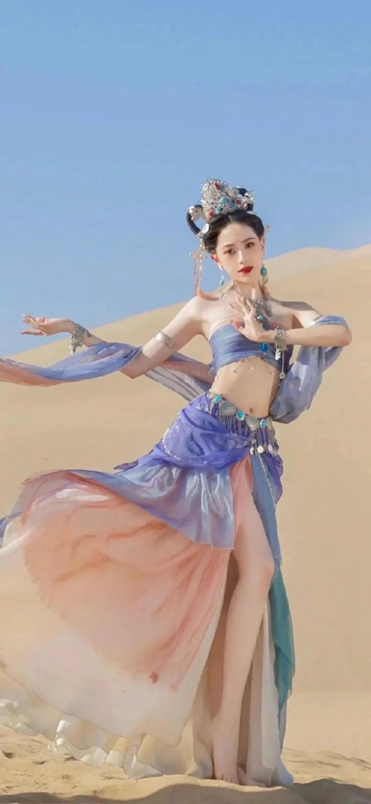 沙漠里的嫦娥美女细腰美腿图片  第4张