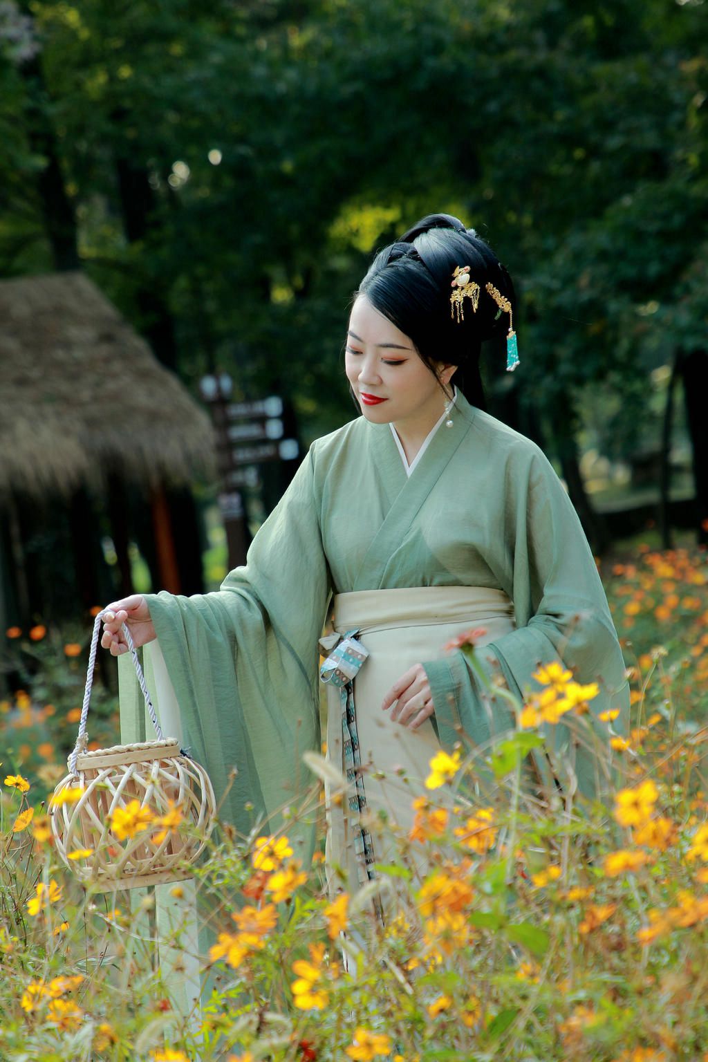 油菜花田汉服美女风韵犹存图片