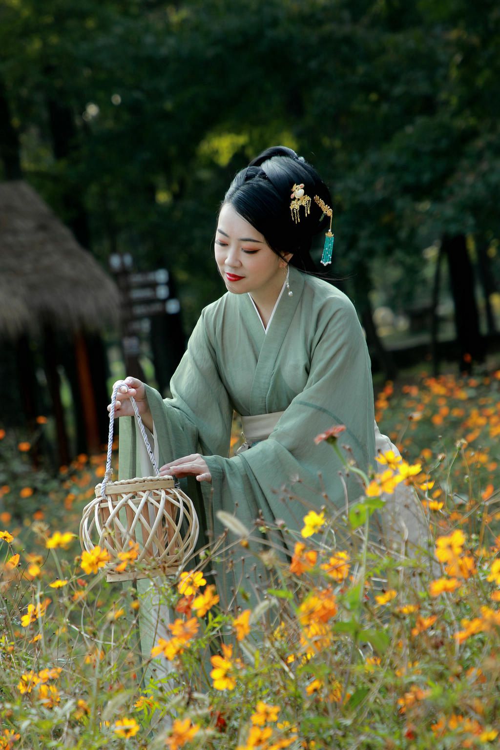 油菜花田汉服美女风韵犹存图片  第4张