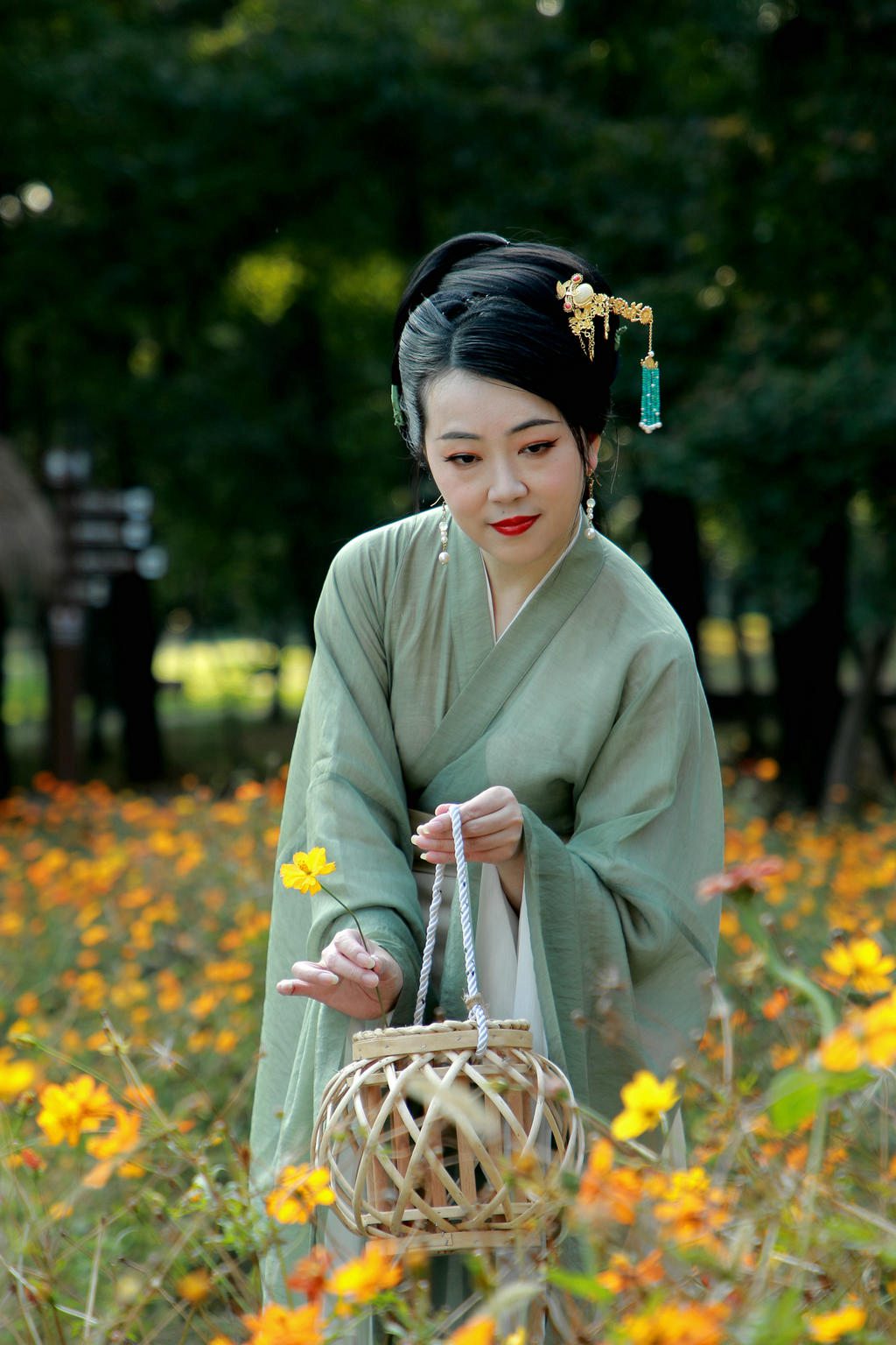 油菜花田汉服美女风韵犹存图片  第7张