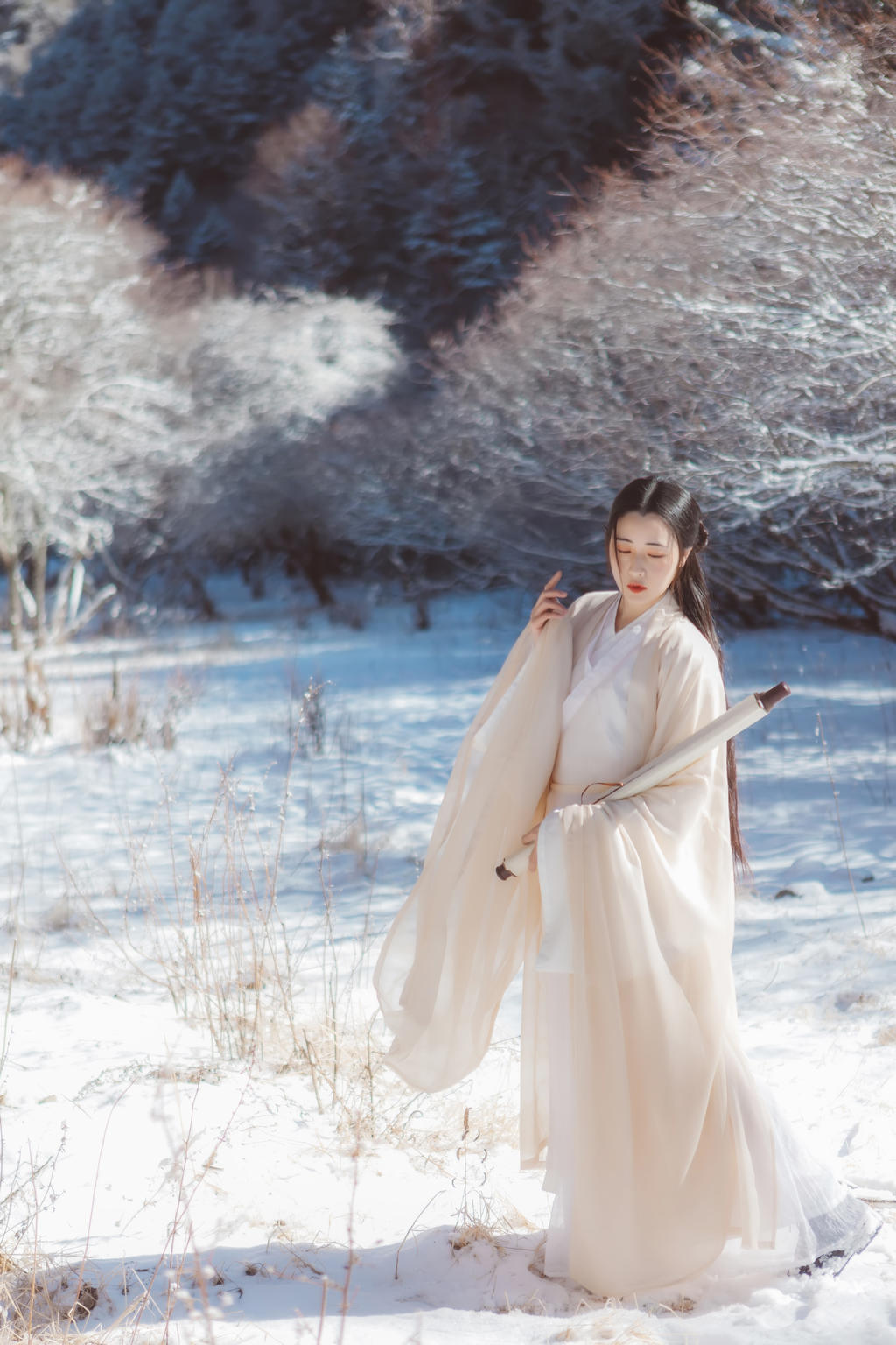 雪地里的汉服美女清新脱俗图片