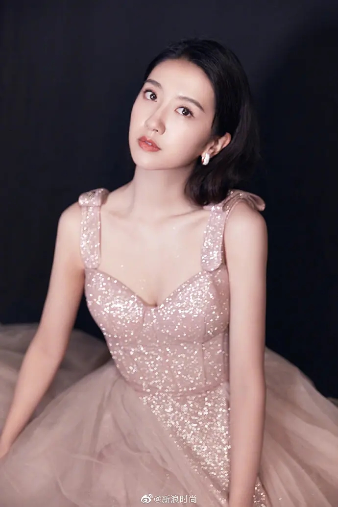 优雅少女许龄月亮片礼服写真集  第3张