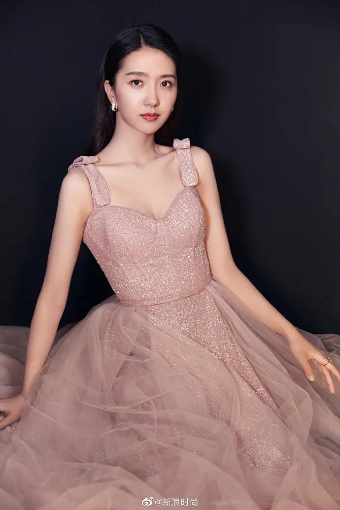 优雅少女许龄月亮片礼服写真集  第4张