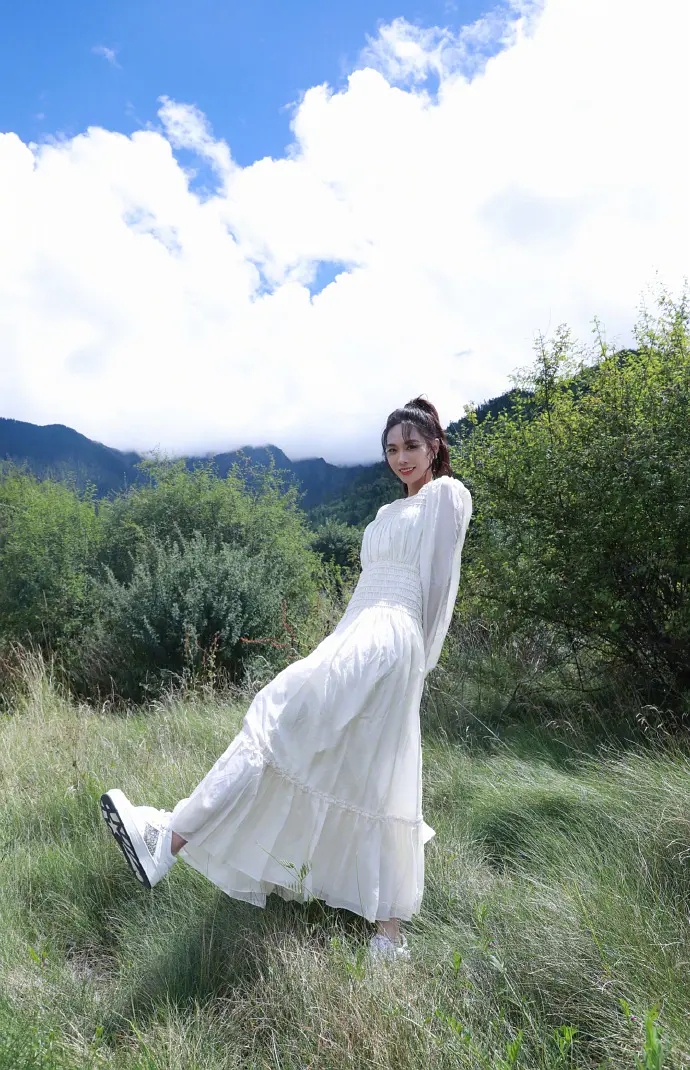 气质女明星王霏霏长裙性感写真  第3张